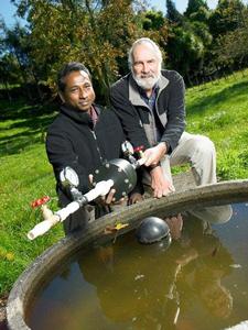  University of Waikato researchers Dr Hilary Nath (left) and Associate Professor Alan Langdon with their PEFT cell.